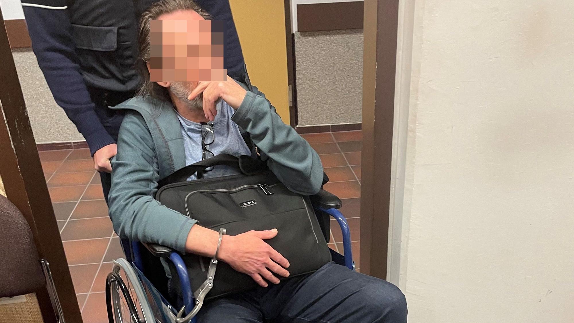 Drach-Komplize Eugen W. saß wegen Rückenbeschwerden zeitweise im Rollstuhl.