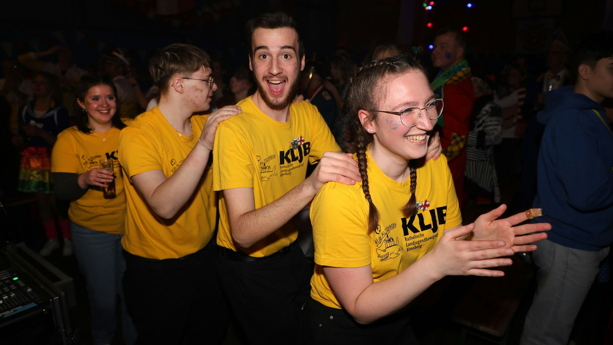 Jugendliche in gelben T-Shirts mit dem Aufdruck „KLJB“ machen eine Polonaise.