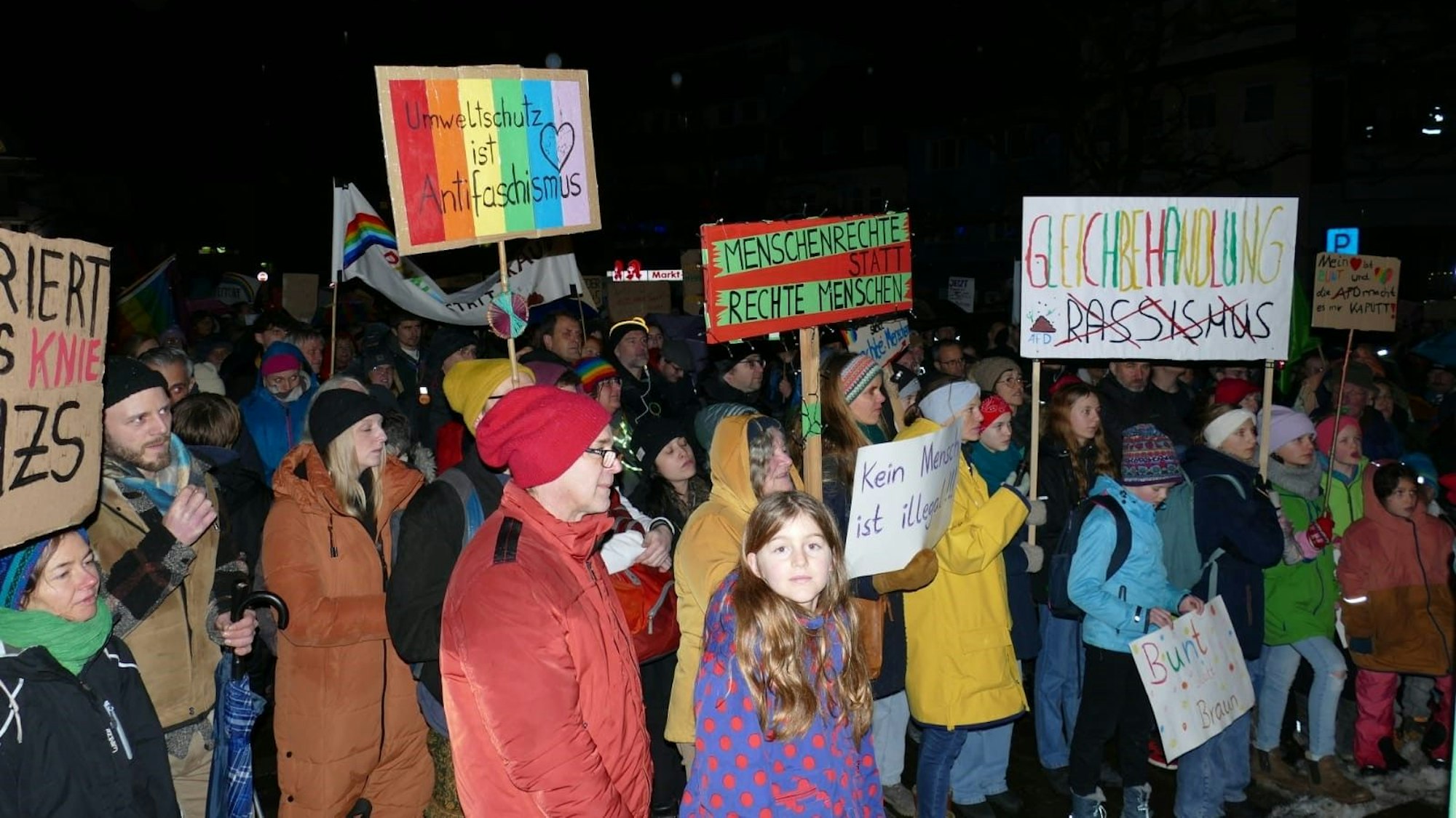Mit Plakaten standen die Menschen auf dem Marktplatz in Eitorf bei der Abschlusskundgebung.