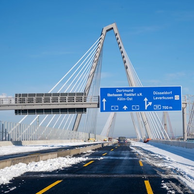 Blick auf die Fahrbahn der neuen Rheinbrücke