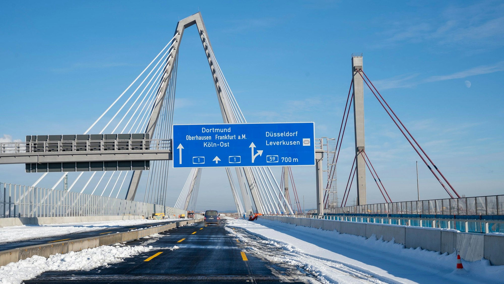 Blick auf die Fahrbahn der neuen Rheinbrücke