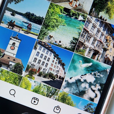 Ein Smartphone mit verschiedenen Fotos darauf.