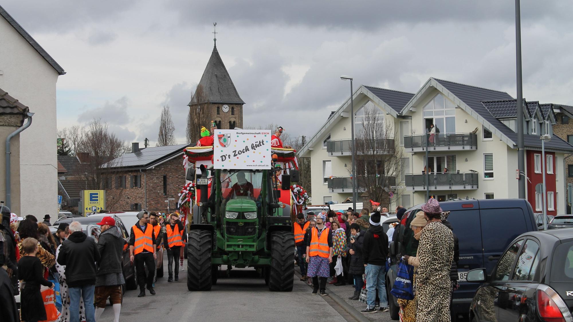 Ein Traktor rollt beim Escher Zug vorneweg.