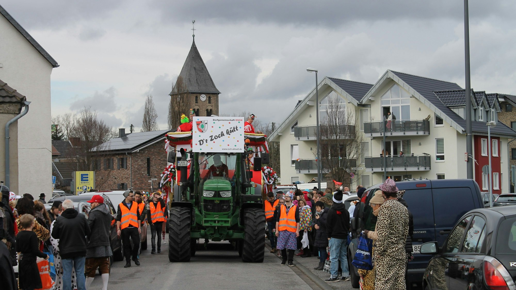 Ein Traktor rollt beim Escher Zug vorneweg.
