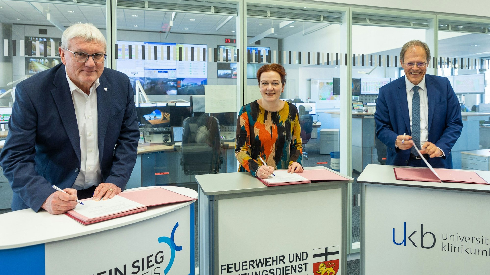 Landrat Sebastian Schuster, Bonns Oberbürgermeisterin Katja Dörner und Prof. Wolfgang Holzgreve, Ärztlicher Direktor des Universitätsklinikums Bonn (UKB), bei der Unterzeichnung der öffentlich-rechtlichen Vereinbarung für die Trägergemeinschaft für das gemeinsame Telenotarztsystem.