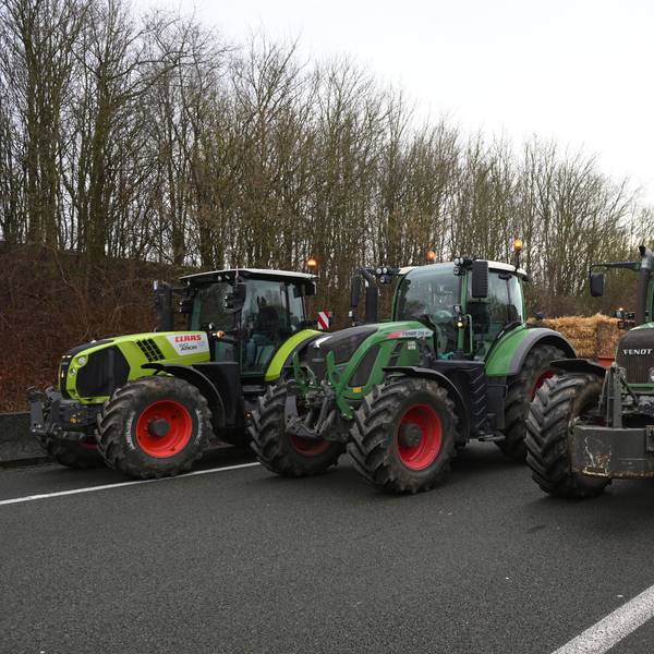Beauvais: Landwirte blockieren eine Autobahn während einer Demonstration in der Nähe von Beauvais, Nordfrankreich.