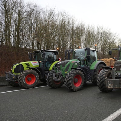 Beauvais: Landwirte blockieren eine Autobahn während einer Demonstration in der Nähe von Beauvais, Nordfrankreich.