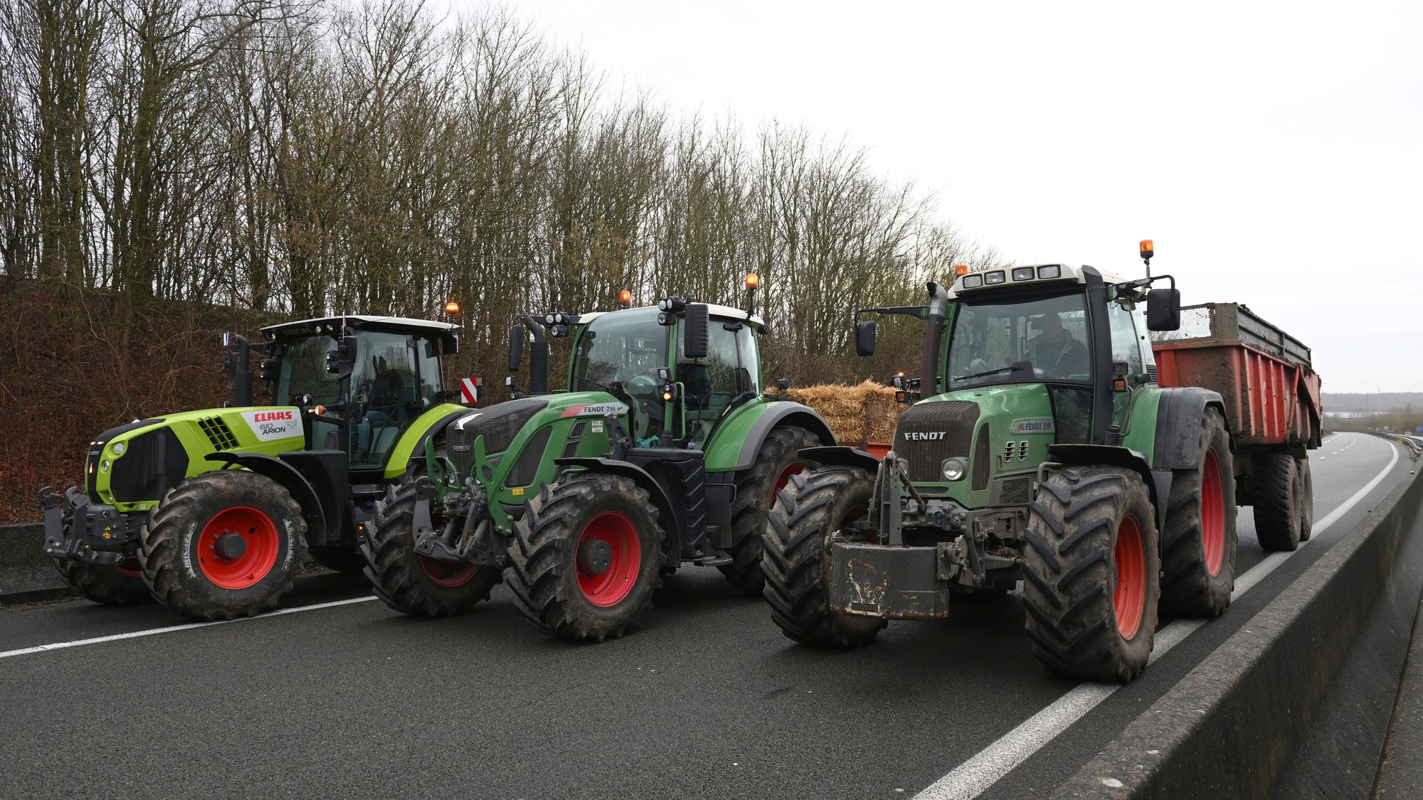Beauvais: Landwirte blockieren eine Autobahn während einer Demonstration in der Nähe von Beauvais, Nordfrankreich.