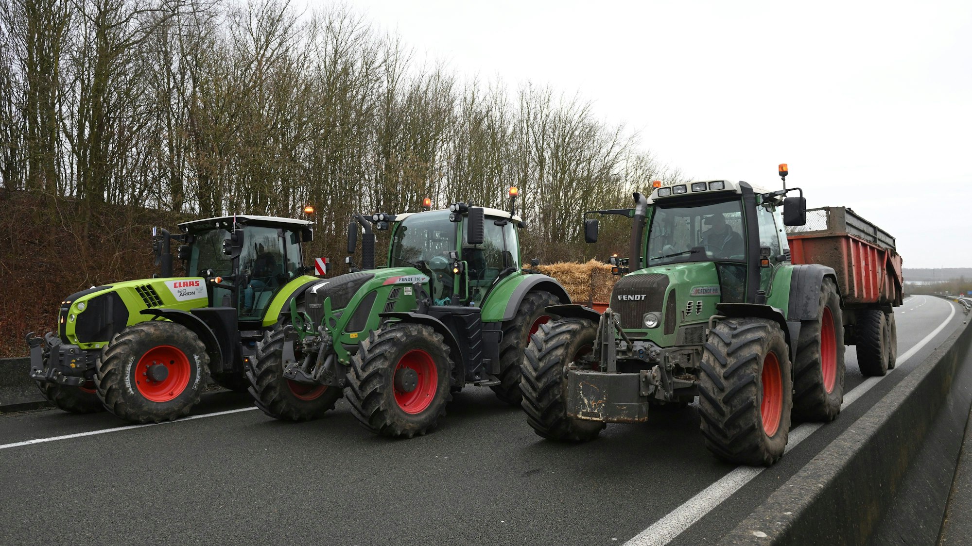 Beauvais: Landwirte blockieren eine Autobahn während einer Demonstration in der Nähe von Beauvais, Nordfrankreich.
