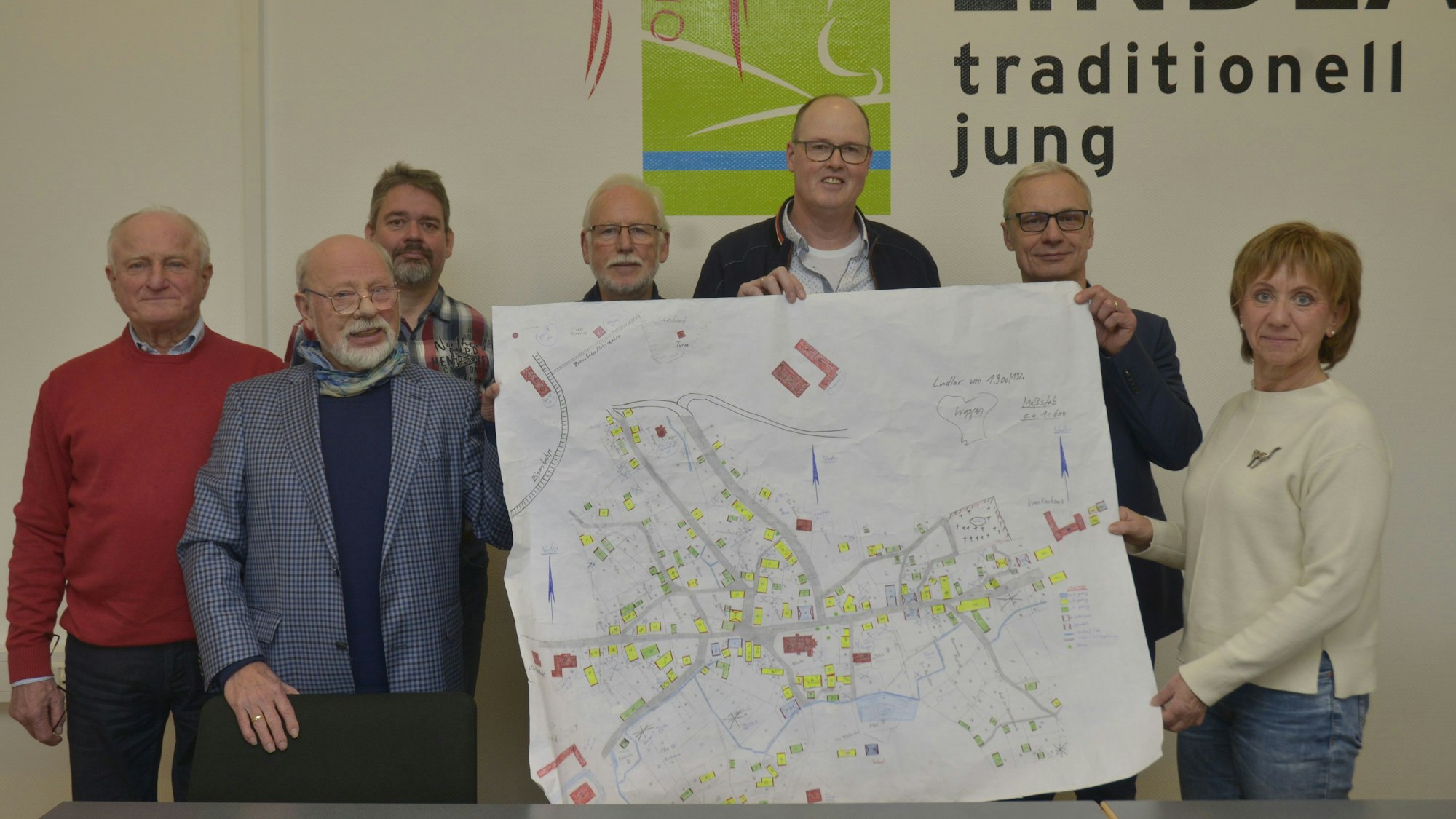 Bei der Vorstellung der Pläne für ein Relief des Ortes um 1900 (v.l.): Winfried Panske, Burkhard Braatz, Markus Kaiser, Werner Hütt, Andreas Deichsel, Dr. Georg Ludwig und Doris Kisters.