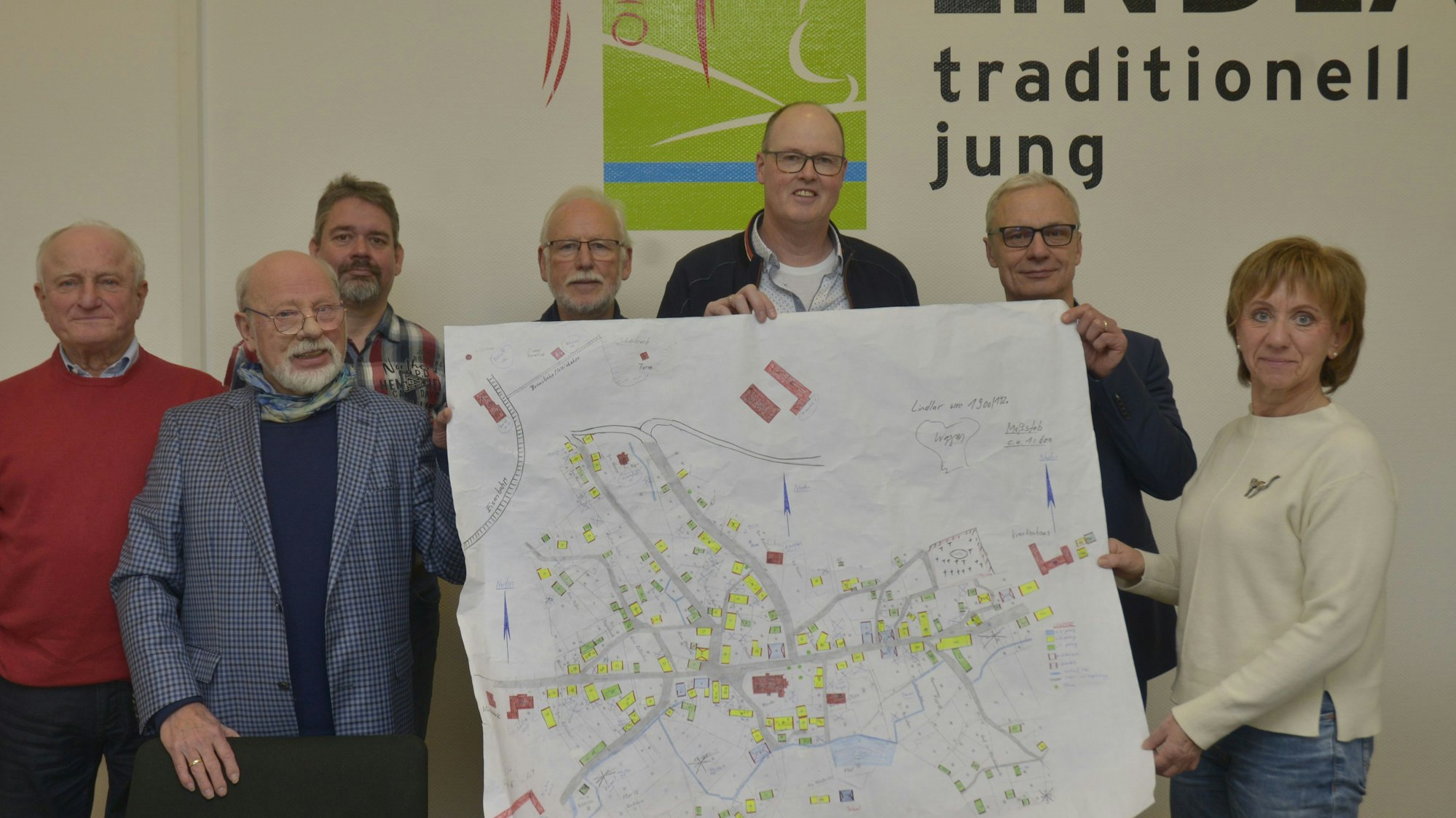 Die Pläne für ein Relief des Ortes um 1900 zeigen (v.l.): Winfried Panske, Burkhard Braatz, Markus Kaiser, Werner Hütt, Andreas Deichsel, Dr. Georg Ludwig und Doris Kisters..