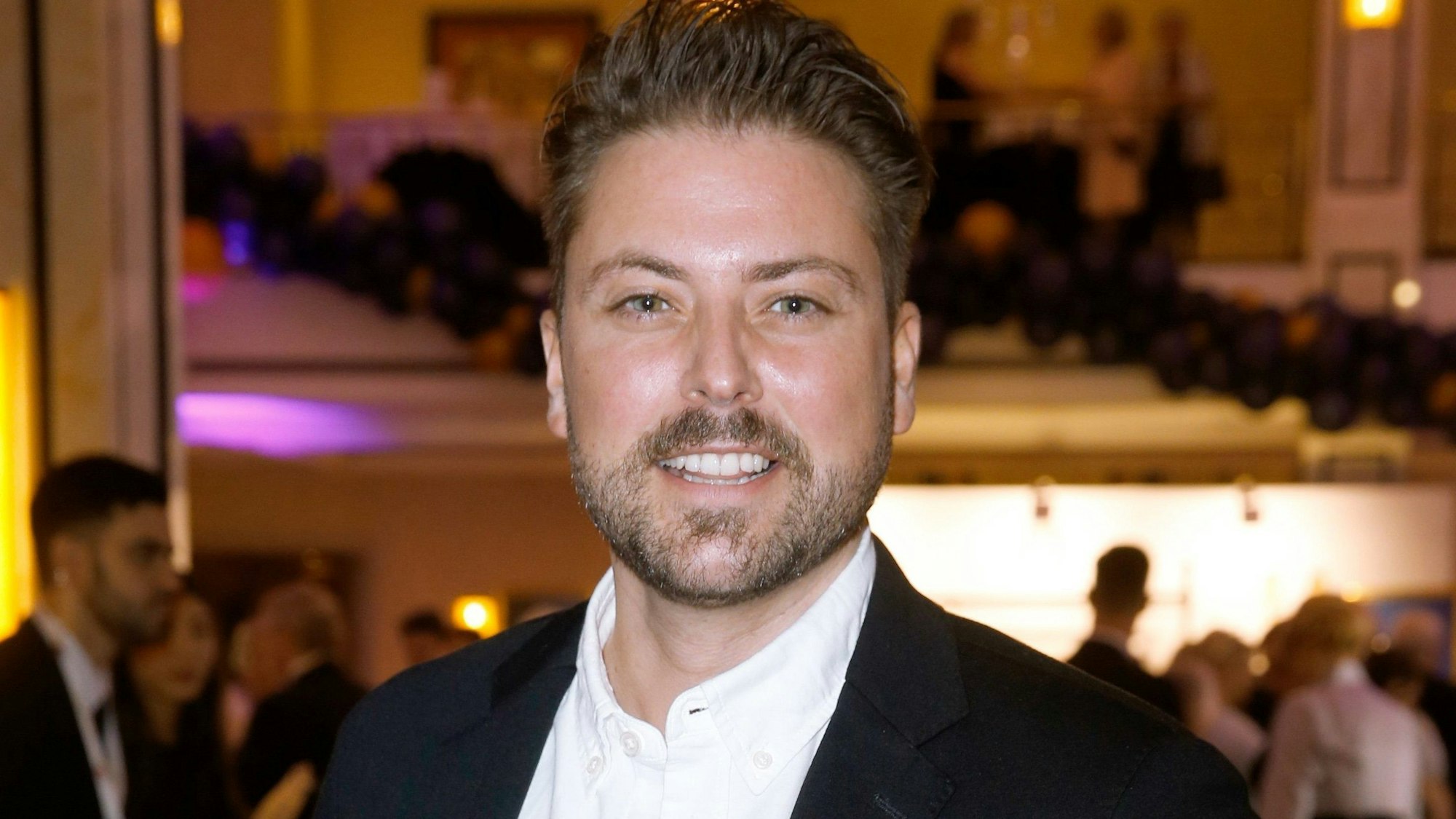 Felix von Jascheroff, Schauspieler, kommt zum 120. Presseball Berlin. Vor wenigen Tagen berichtete er, dass er mit 41 Jahren Großvater geworden ist.