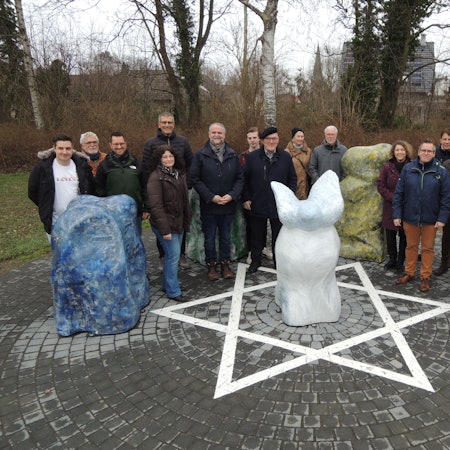 Zur Eröffnung des Denkmals, das an eine jüdische Familie aus Bedburg erinnert, waren Vertreter des Geschichtsvereins, des Silverberg-Gymnasiums und die Stadt gekommen.