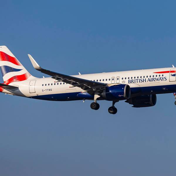 Ein Airbus A320 der britischen Fluggesellschaft British Airways im Landeanflug. (Symbolbild)