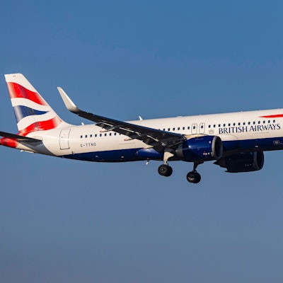 Ein Airbus A320 der britischen Fluggesellschaft British Airways im Landeanflug. (Symbolbild)