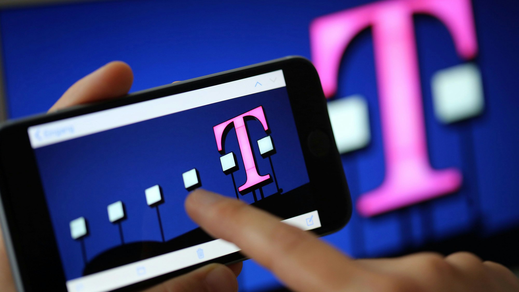 Das Logo der Telekom auf einem Smartphone