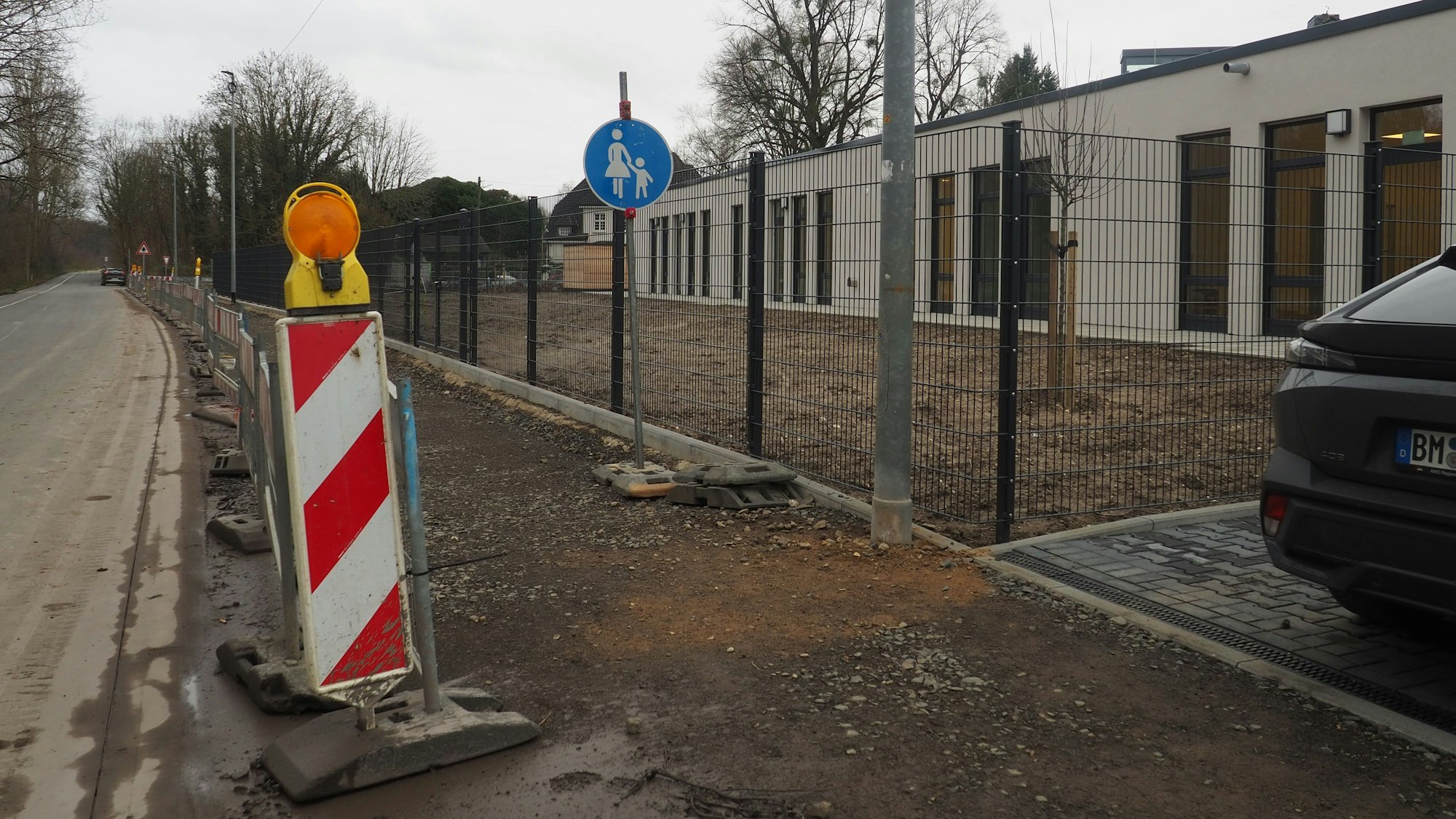 Vor der neuen Kita verläuft eine Baustelle.