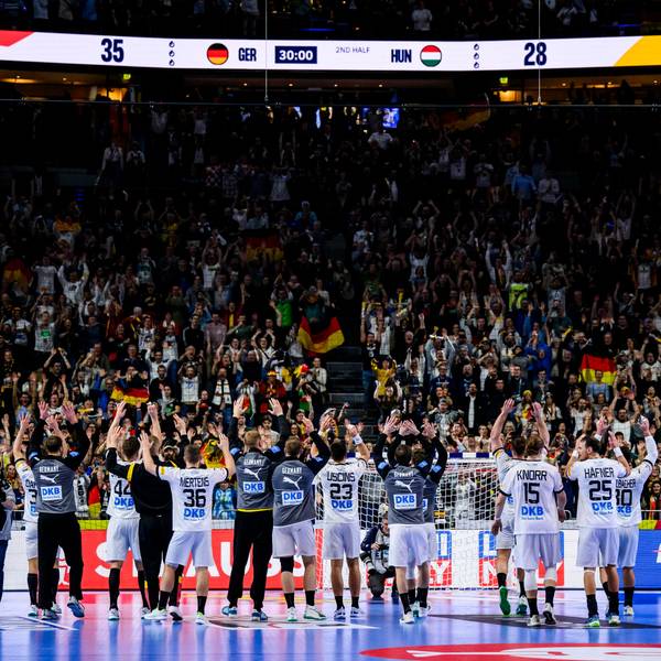 Die Spieler bedanken sich nach dem Spiel bei den Fans für die Unterstützung. Die Zuschauer haben dem deutschen Team sehr geholfen, dafür bedanken sich die Spieler.