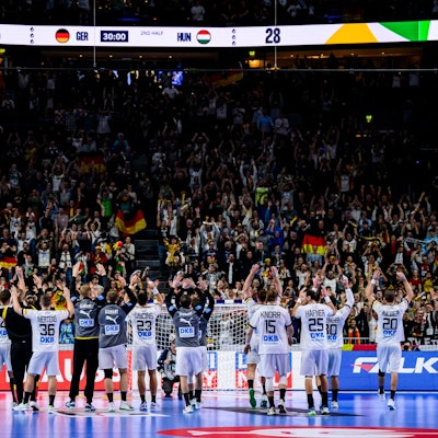 Die Spieler bedanken sich nach dem Spiel bei den Fans für die Unterstützung. Die Zuschauer haben dem deutschen Team sehr geholfen, dafür bedanken sich die Spieler.