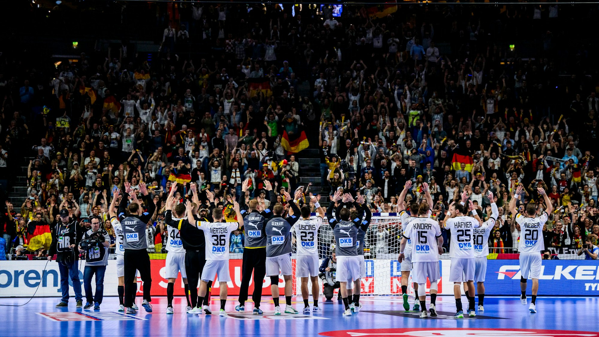 Die Spieler bedanken sich nach dem Spiel bei den Fans für die Unterstützung. Die Zuschauer haben dem deutschen Team sehr geholfen, dafür bedanken sich die Spieler.