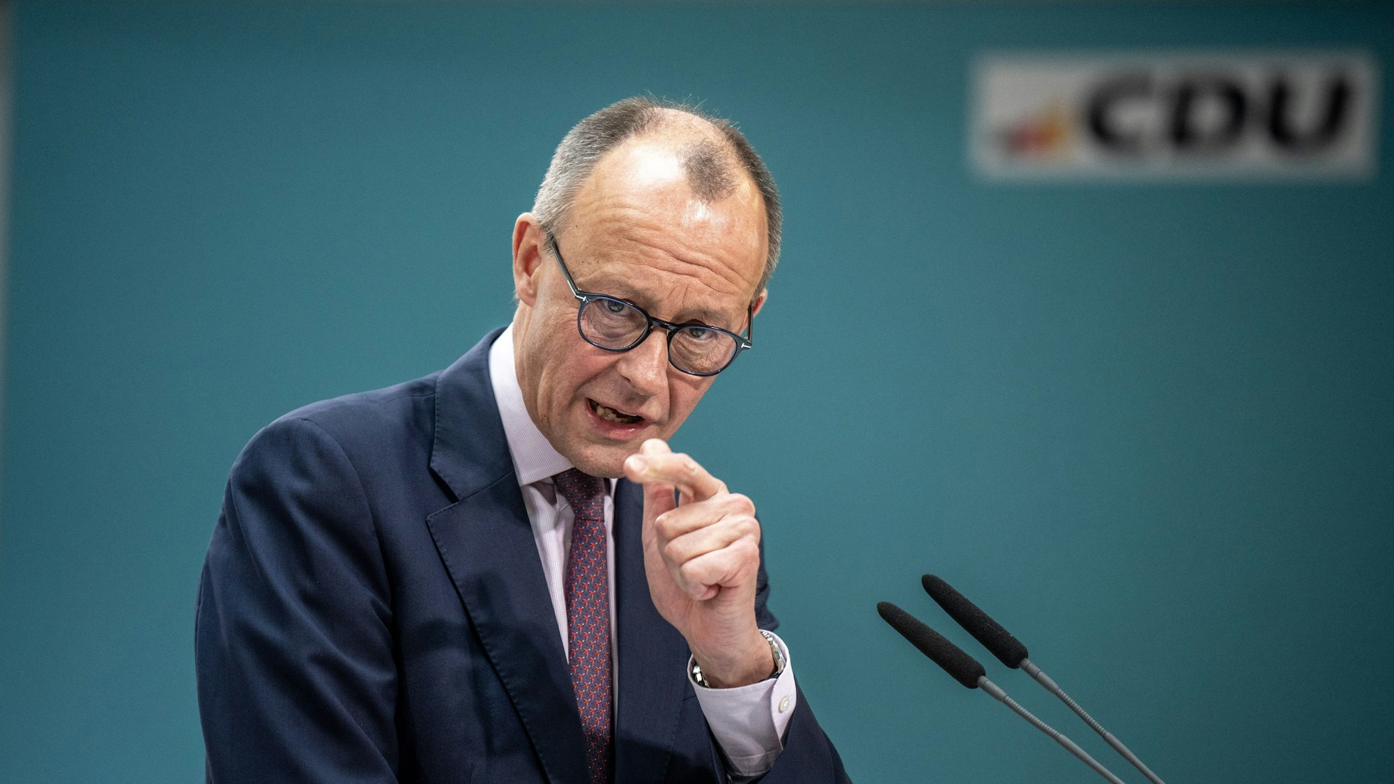 Friedrich Merz, CDU Bundesvorsitzender und Fraktionsvorsitzender der CDU/CSU Fraktion, spricht bei der Wirtschaftskonferenz «Deutschland kann es besser» der CDU Deutschlands. Bei der Konferenz diskutierten Gäste mit der Union und der Mittelstandsvereinigung MIT zu Herausforderungen und Chancen für die Wirtschaft in Deutschland.