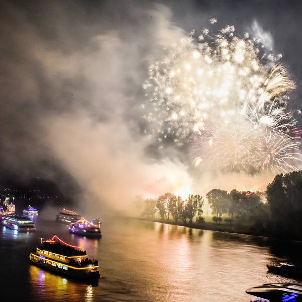 Bunt beleuchtete Boote und Schiffe sowie ein Feuerwerk sind in Bonn beim Fest „Rhein in Flammen“ zu sehen.