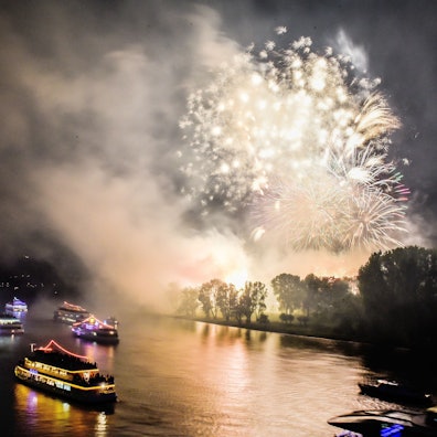 Bunt beleuchtete Boote und Schiffe sowie ein Feuerwerk sind in Bonn beim Fest „Rhein in Flammen“ zu sehen.