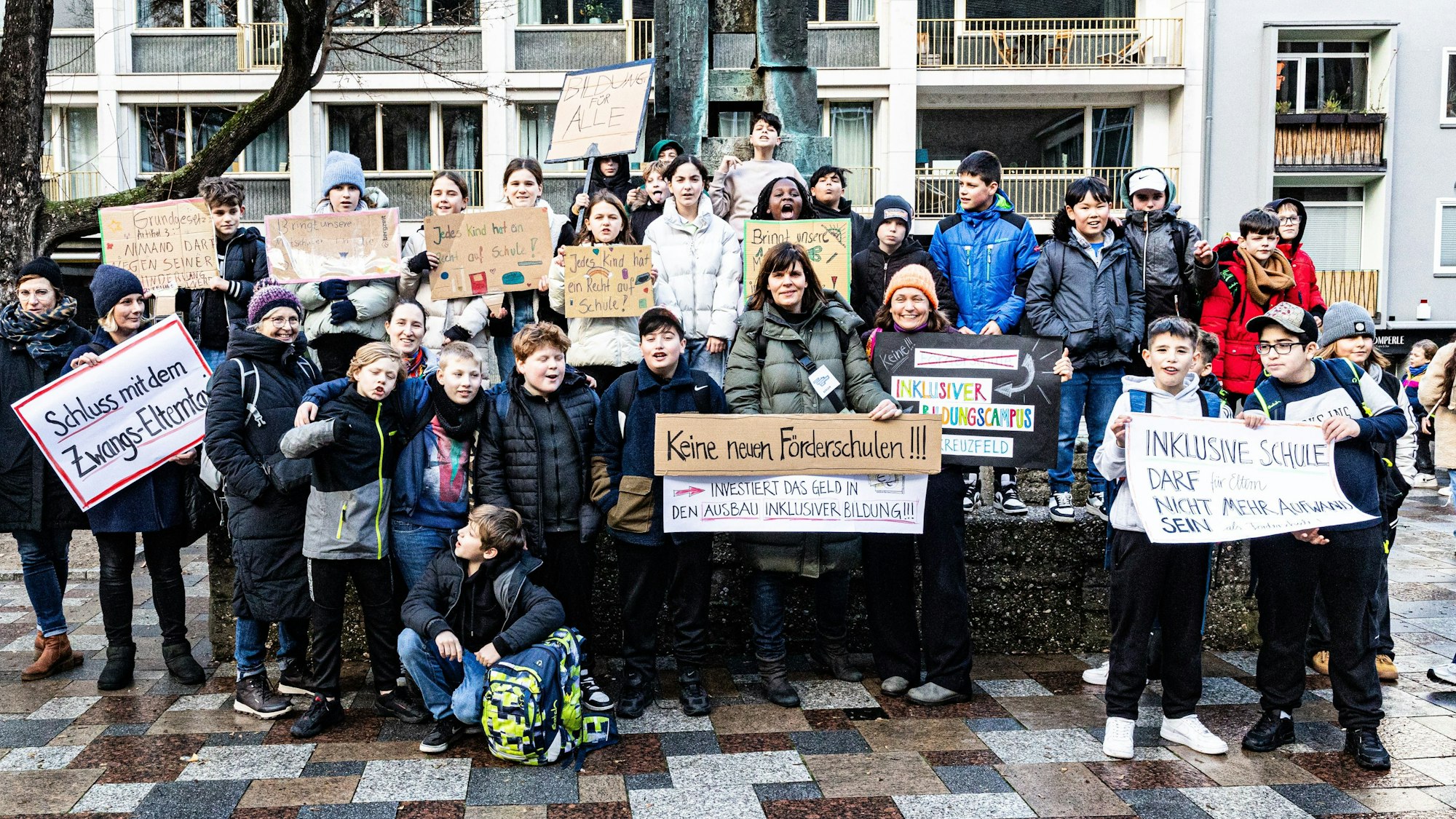 Kinder mit Plakaten fordern Ausbau der Inklusion.