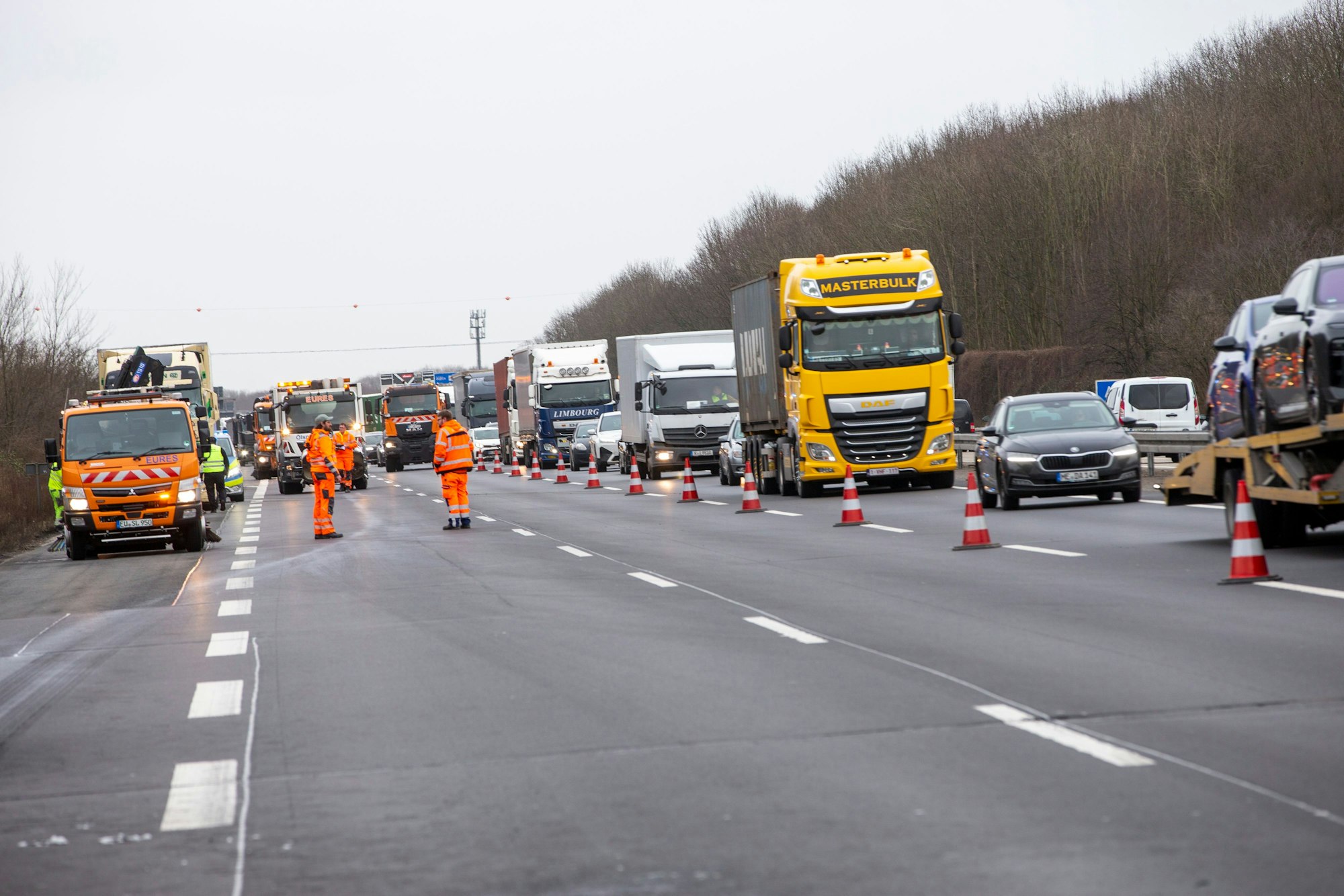Die A4 ist nach dem Unfall gesperrt.