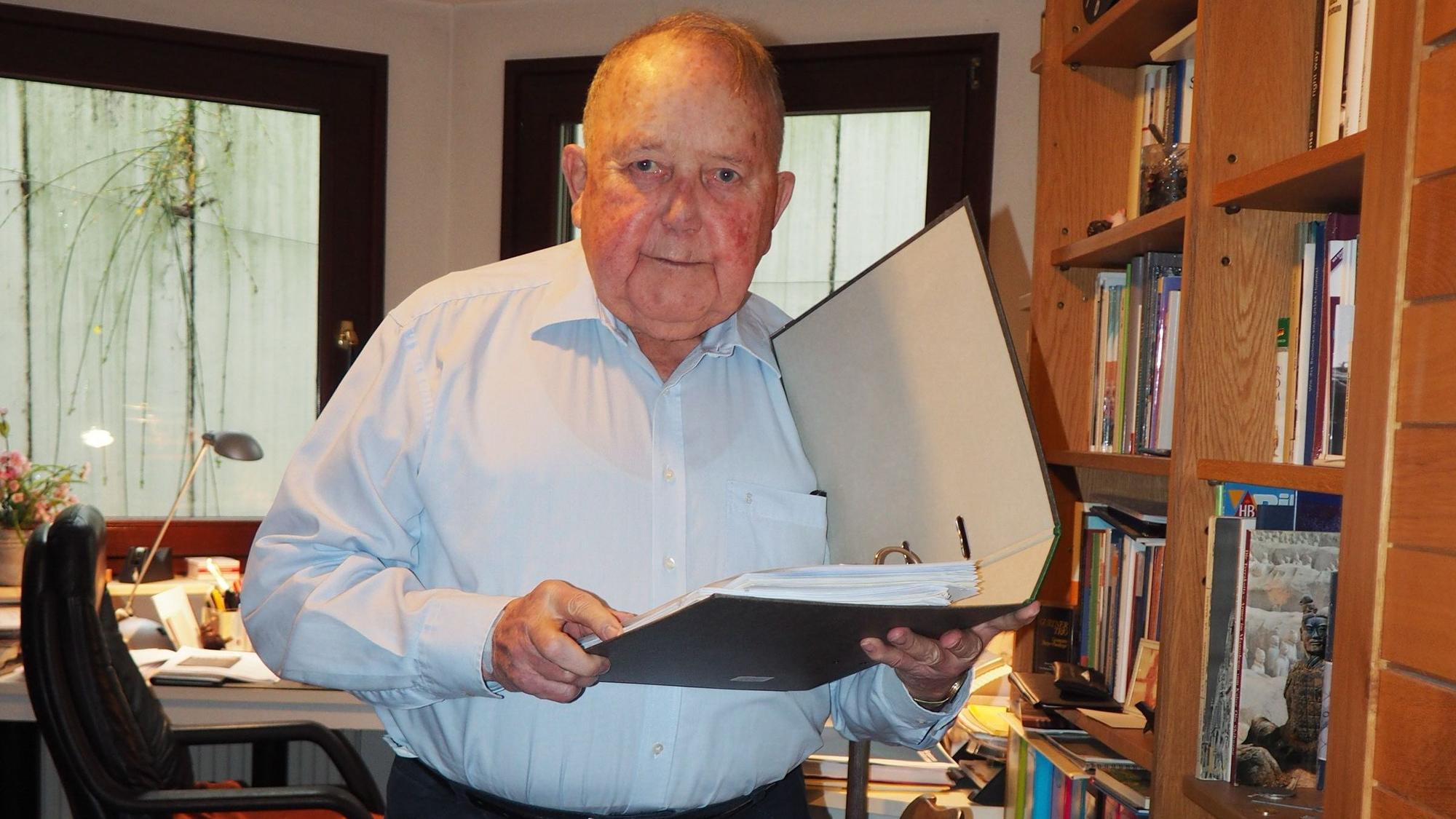 Auf dem Foto ist Dr. Bernhard Worms zu sehen. Er ist Ehrenbürger in Pulheim.