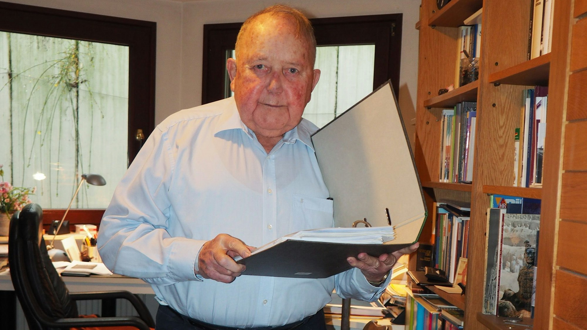 Auf dem Foto ist Dr. Bernhard Worms zu sehen. Er ist Ehrenbürger in Pulheim.