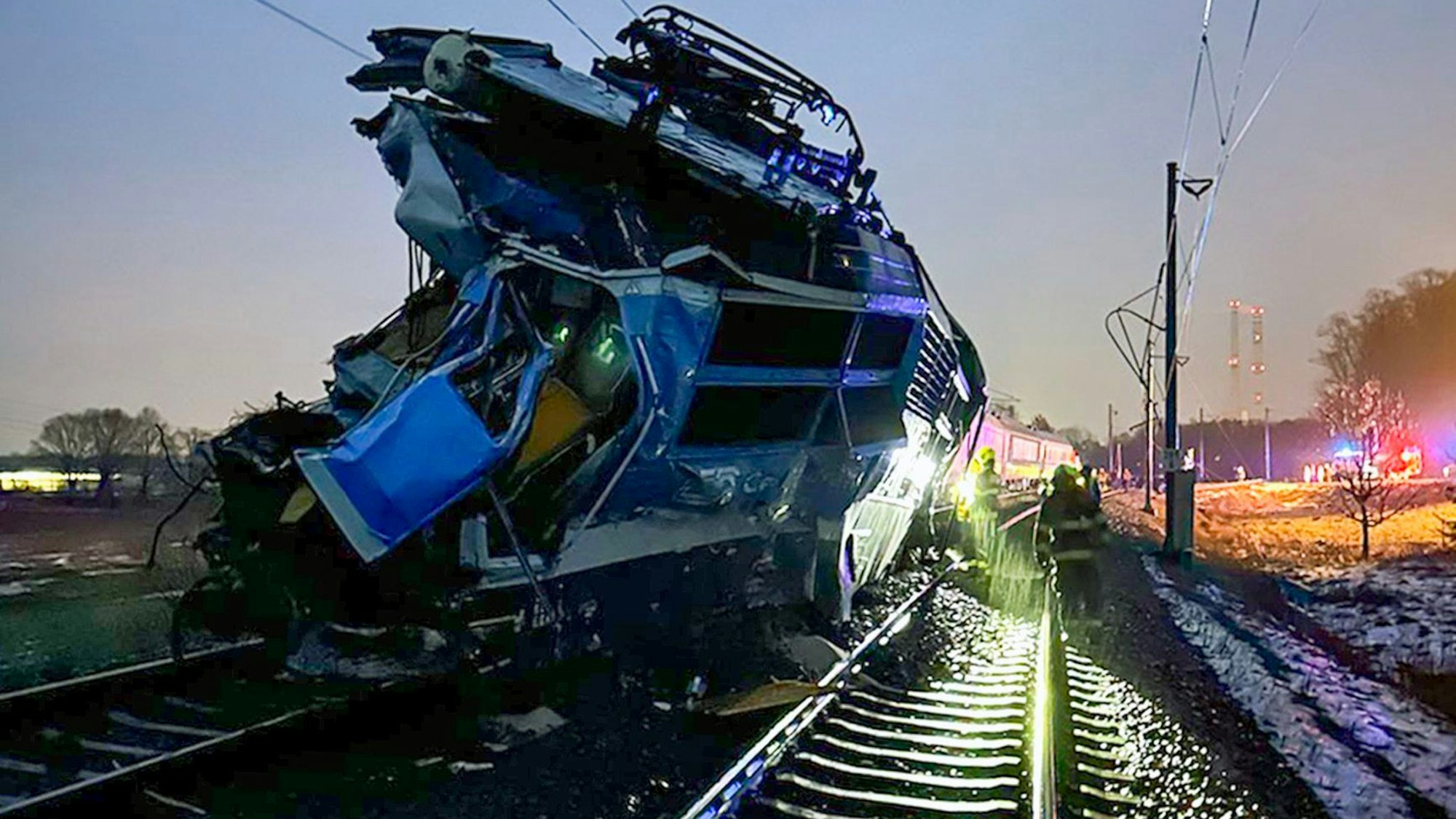 Blick auf die Unfallstelle in Karviná in Tschechien. Ein Intercity-Zug war an einem Bahnübergang mit einem Lastwagen zusammengestoßen.