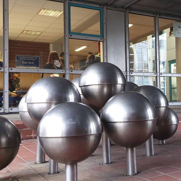 Eine Skulptur mit Kugeln vor dem Eingang zum Hürther Rathaus.