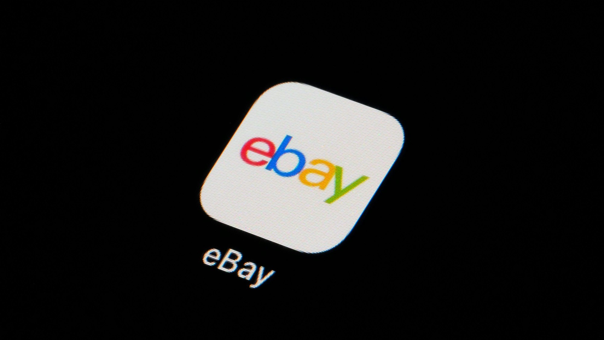 ARCHIV - 28.02.2023, USA, Marple Township: Das Symbol der eBay-App ist auf einem Smartphone zu sehen.