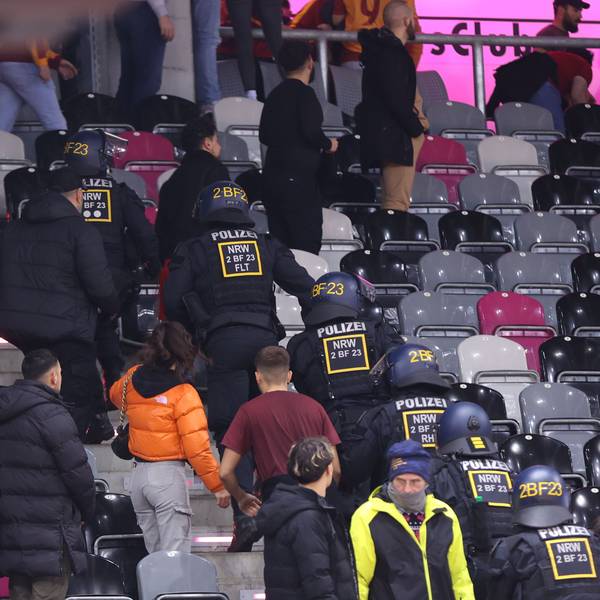 Nach der Randale durch die Gästefans räumte die Polizei in voller Montur und mit Helmen den Zuschauerblock.