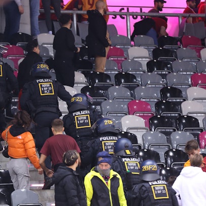 Nach der Randale durch die Gästefans räumte die Polizei in voller Montur und mit Helmen den Zuschauerblock.