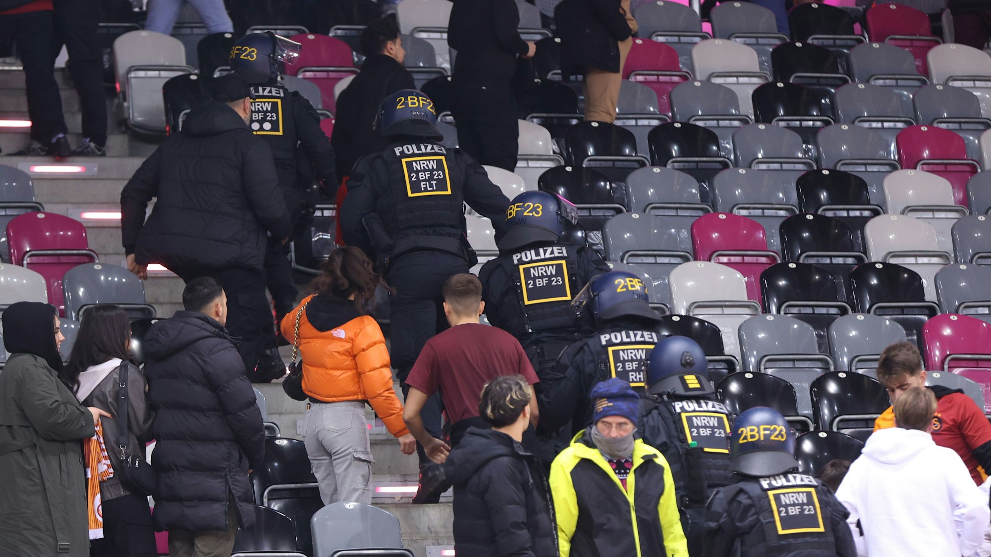 Nach der Randale durch die Gästefans räumte die Polizei in voller Montur und mit Helmen den Zuschauerblock.