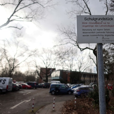 Köln, RSK, Lehrerparkplatz des Gymnasiums Kreuzgasse an der Vogelsanger Straße