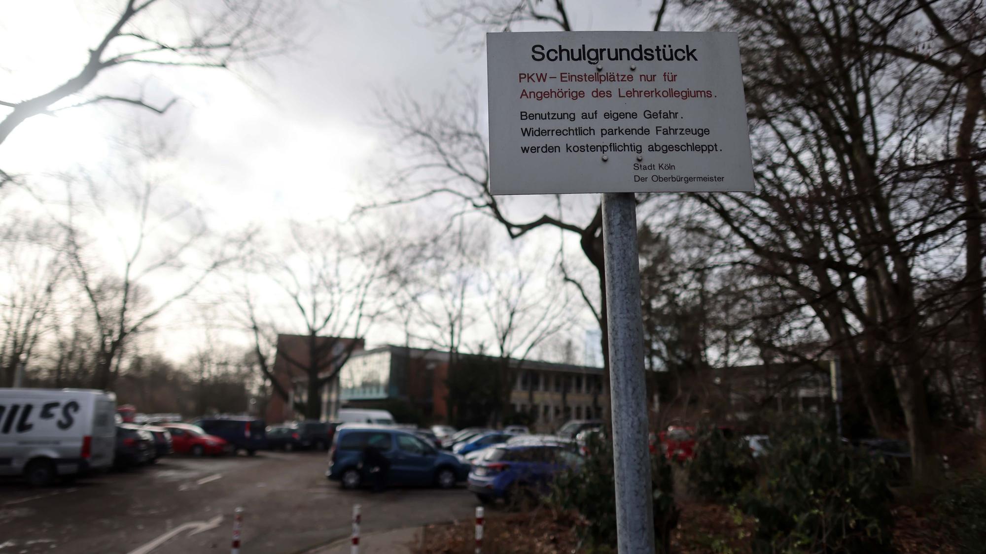 Lehrerparkplätze am Gymnasium Kreuzgasse in Köln.