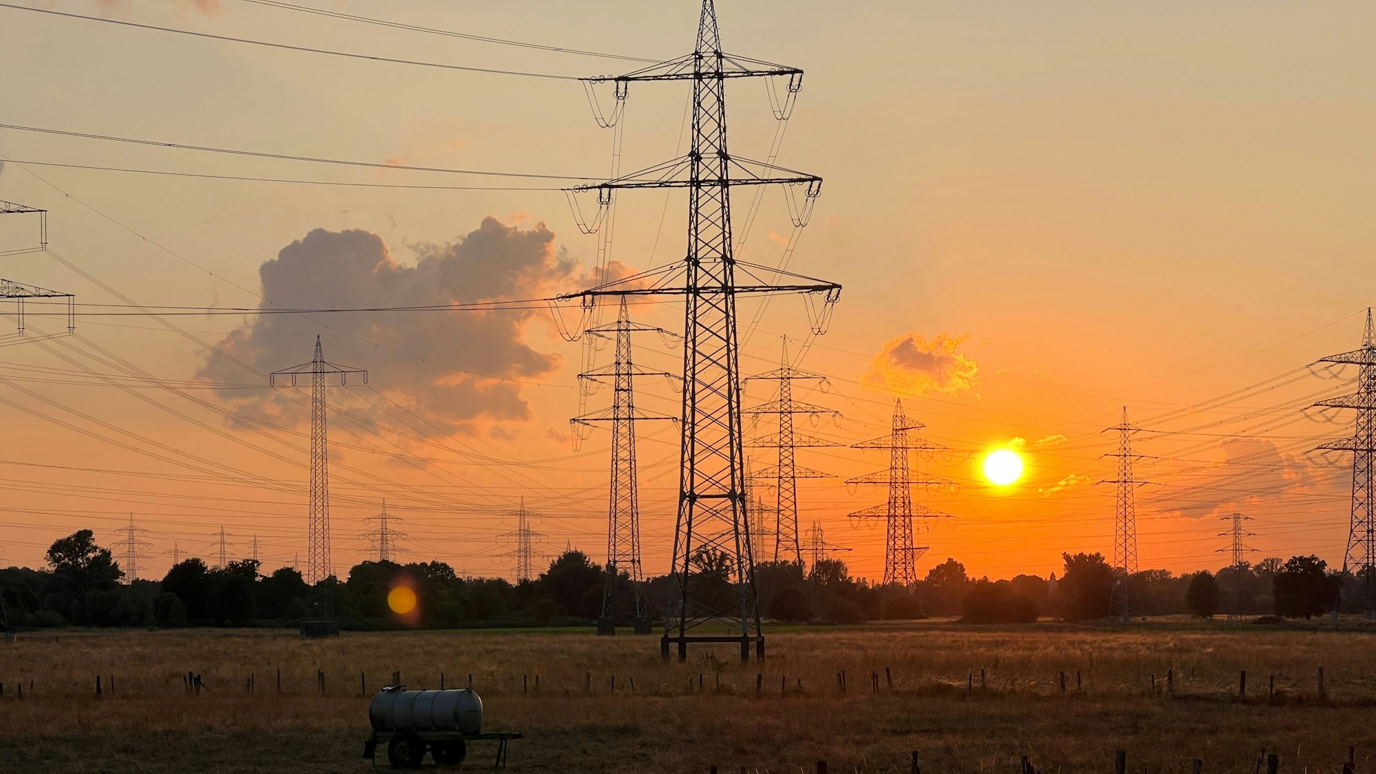 Der Versorger Belkaw erhöht die Strompreise - für einen durchschnittlichen Haushalt wird es 7,45 Euro im Monat teurer.