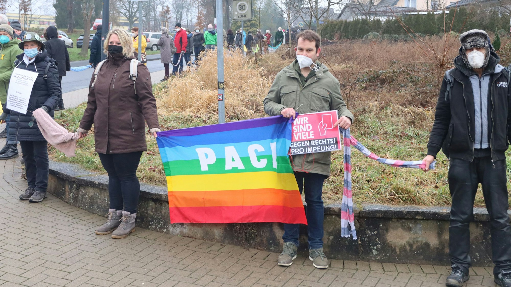 Über mehr als 400 Meter reichte eine Menschenkette in Waldbröl, nachdem die „Unser Oberberg ist bunt, nicht braun!“ zu einer Kundgebung aufgerufen hatte. In der Aula des Waldbröler Hollenberg-Gymnasiums betrieb die AfD zeitgleich Wahlkampf für den Landtag.