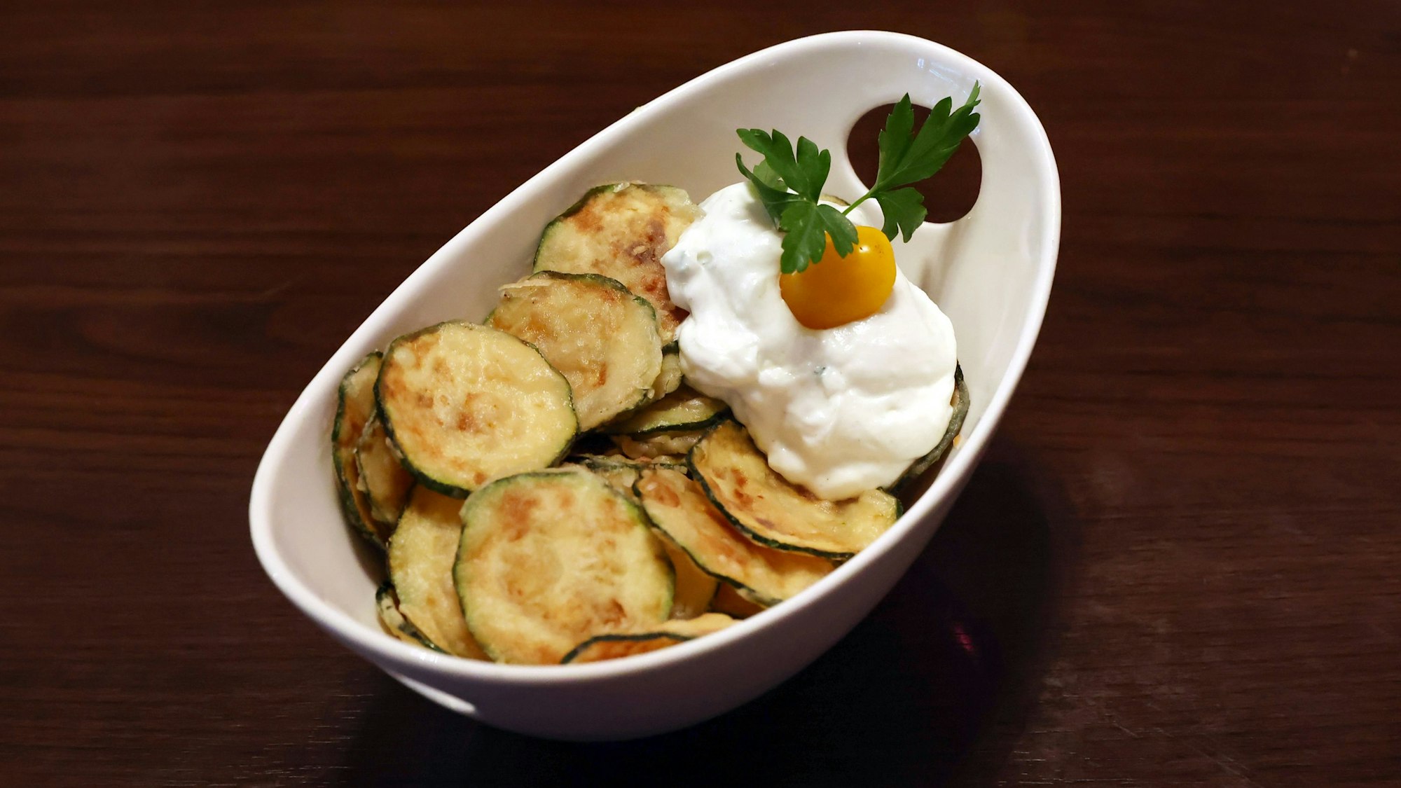Zucchini-Puffer liegen in einer Schüssel.