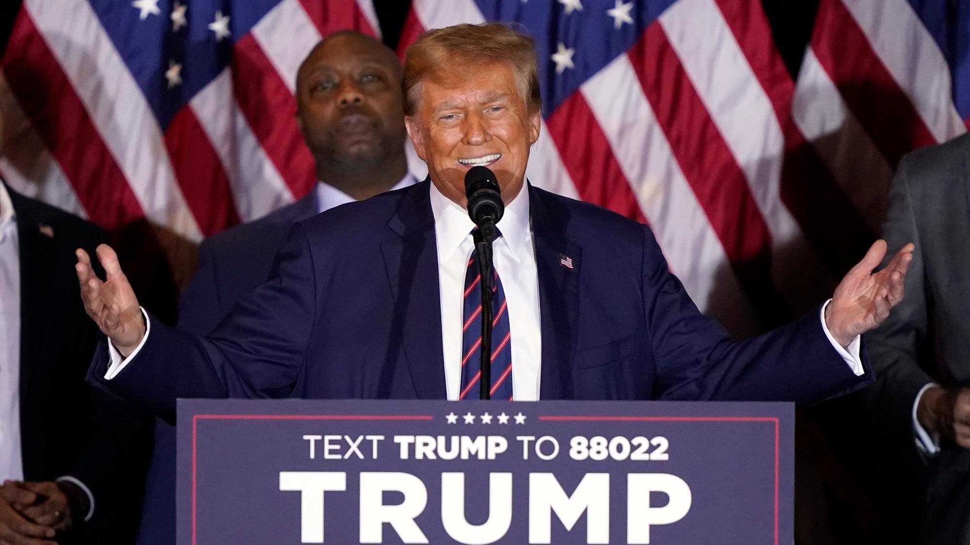 Ex-US-Präsident Donald Trump bei seiner Siegesrede in Nashua im US-Bundesstaat New Hampshire. Trump siegte nach den Vorwahlen in Iowa auch beim zweiten Termin in New Hampshire deutlich.