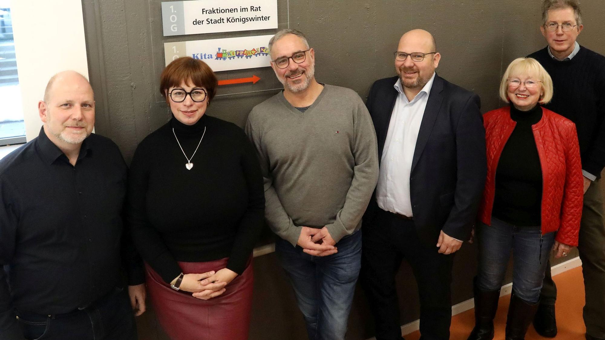 Eine Gruppe von Männern und Frauen stellen sich zum Gruppenfoto.