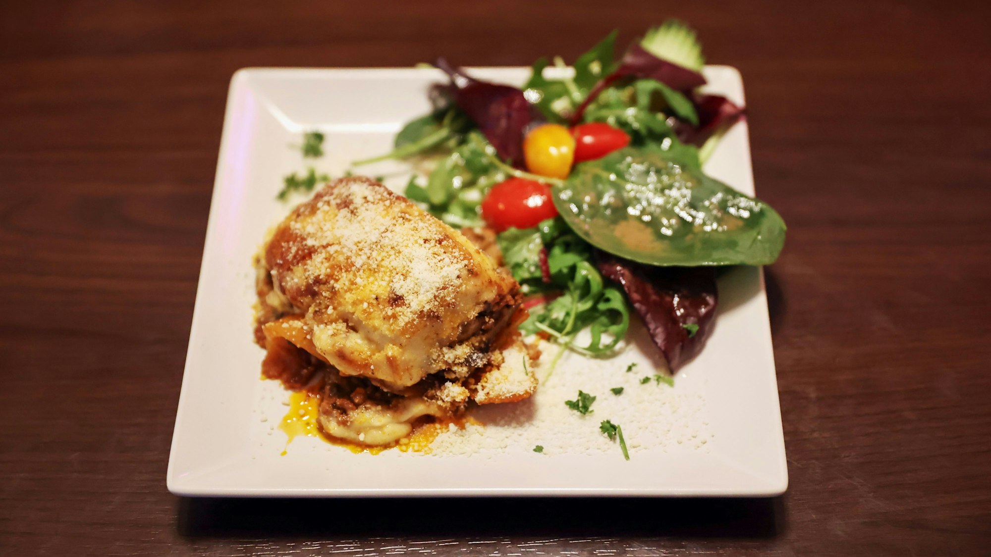 Moussaka liegt auf einem Teller.