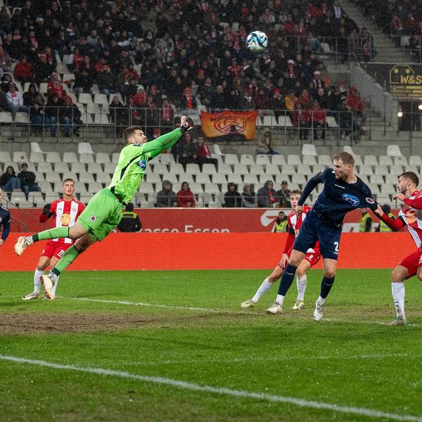 Ben Voll Viktoria Koeln 1904, 01 pariert und schlaegt den Ball weg, GER Rot-Weiss Essen vs. FC Viktoria Koeln, Fussball, 3. Liga, Spieltag 22, Saison 2023/2024, 23.01.2024 DFB/DFL REGULATIONS PROHIBIT ANY USE OF PHOTOGRAPHS AS IMAGE SEQUENCES AND/OR QUASI-VIDEO, GER Rot-Weiss Essen vs. FC Viktoria Koeln, Fussball, 3. Liga, Spieltag 22, Saison 2023/2024, 23.01.2024 Essen *** Ben Voll Viktoria Koeln 1904, 01 parries and knocks the ball away, GER Rot Weiss Essen vs FC Viktoria Koeln, Football, 3 Liga, Matchday 22, Season 2023 2024, 23 01 2024 DFB DFL REGULATIONS PROHIBIT ANY USE OF PHOTOGRAPHS AS IMAGE SEQUENCES AND OR QUASI VIDEO, GER Rot Weiss Essen vs FC Viktoria Koeln, Football, 3 Liga, Matchday 22, Season 2023 2024, 23 01 2024 Essen Copyright: xEibner-Pressefoto/FabianxFriesex EP_FFE