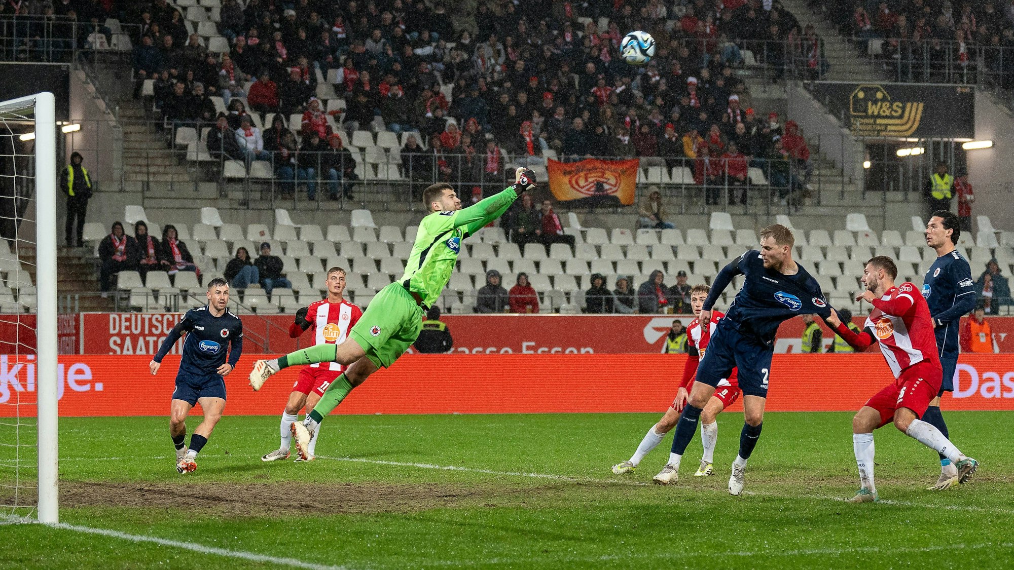 Ben Voll Viktoria Koeln 1904, 01 pariert und schlaegt den Ball weg, GER Rot-Weiss Essen vs. FC Viktoria Koeln, Fussball, 3. Liga, Spieltag 22, Saison 2023/2024, 23.01.2024 DFB/DFL REGULATIONS PROHIBIT ANY USE OF PHOTOGRAPHS AS IMAGE SEQUENCES AND/OR QUASI-VIDEO, GER Rot-Weiss Essen vs. FC Viktoria Koeln, Fussball, 3. Liga, Spieltag 22, Saison 2023/2024, 23.01.2024 Essen *** Ben Voll Viktoria Koeln 1904, 01 parries and knocks the ball away, GER Rot Weiss Essen vs FC Viktoria Koeln, Football, 3 Liga, Matchday 22, Season 2023 2024, 23 01 2024 DFB DFL REGULATIONS PROHIBIT ANY USE OF PHOTOGRAPHS AS IMAGE SEQUENCES AND OR QUASI VIDEO, GER Rot Weiss Essen vs FC Viktoria Koeln, Football, 3 Liga, Matchday 22, Season 2023 2024, 23 01 2024 Essen Copyright: xEibner-Pressefoto/FabianxFriesex EP_FFE
