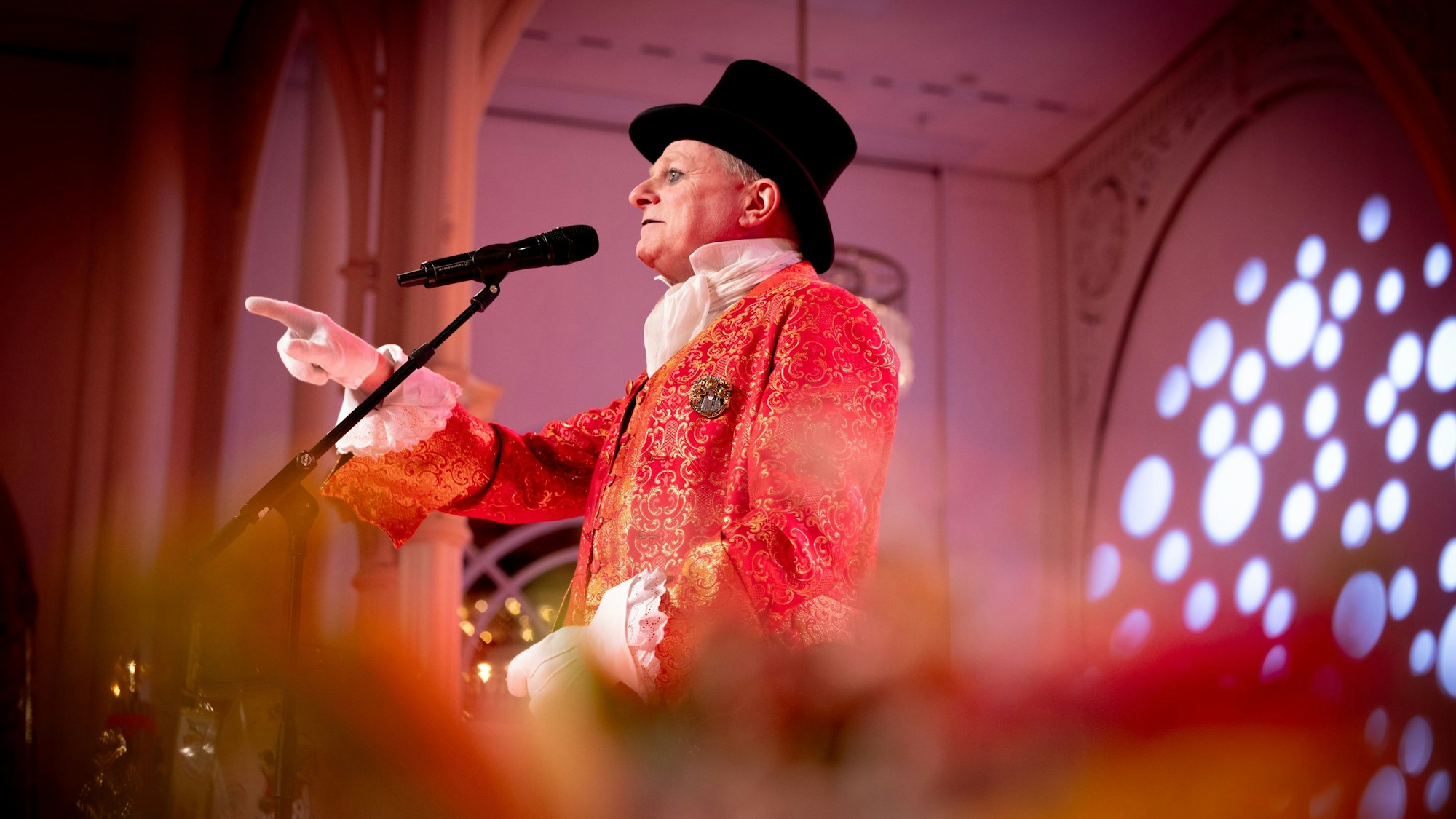 Totentanz in der Flora: Redner Michael Hehn hat als „Dä Nubbel“ vor allem bei Flüstersitzungen, wie hier in der Flora, sein Publikum gefunden. Bei seinen Auftritten trägt er einen roten Brokat-Mantel.