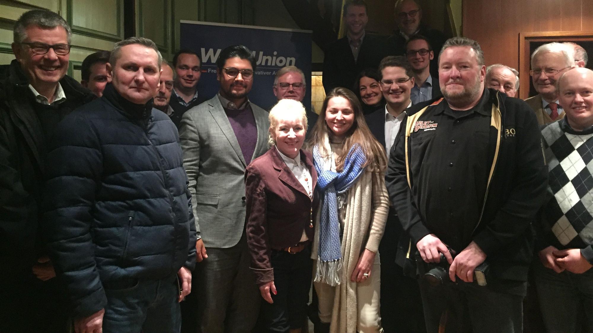 Gruppenfoto bei der Gründung des Regionalverbandes der Werteunion 2019 in der Gaststätte Waidmannsheil mit Udo Kellmann (1. Reihe, mit Bart) und Simone Baum (1. Reihe, rotes Kostüm).