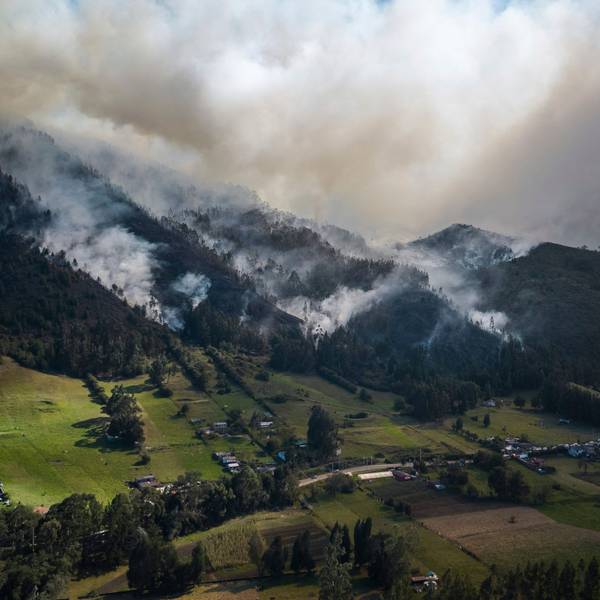 23.01.2024, Kolumbien, Nemocon: Rauch steigt von einem Feuer auf, das an den Hängen der Berge um Nemocon, nördlich von Bogota, brennt.